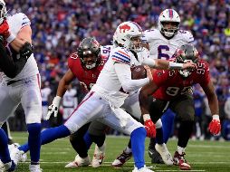 Josh Allen lanzó tres pases de touchdown y corrió para tres anotaciones en la victoria de Buffalo el partido pasado ante Buccaneers. AP/C. Kaster