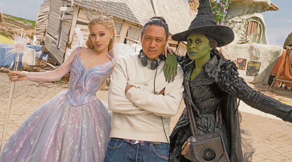 El director Jon M. Chu junto a Ariana Grande y Cynthia Erivo, las protagonistas de esta legendaria historia. ESPECIAL