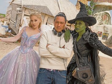 El director Jon M. Chu junto a Ariana Grande y Cynthia Erivo, las protagonistas de esta legendaria historia. ESPECIAL