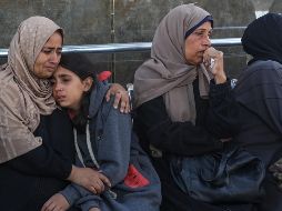 Familiares de víctimas se lamentan en el hospital de Al-Shifa. EFE/M. Saber