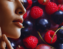 Además de rejuvenecer la piel, las cerezas tienen propiedades desintoxicantes que ayudan a eliminar toxinas del cuerpo. ESPECIAL / CANVA