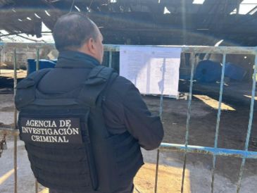 Tras solicita una orden de cateo, se logró entrar al inmueble e inhabilitar las tomas clandestinas, además de asegurar los tres mil litros de hidrocarburo mencionados y diversos contenedores. CORTESÍA/ Fiscalía de Jalisco