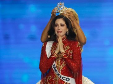 Fátima Bosch, de 25 años, es la cuarta en subir al escenario y tomar el micrófono, antes de convertirse en la cuarta mexicana en ganar la corona. EFE/ R. YONGRIT