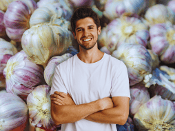 La alicina, un compuesto presente en el ajo, estimula el flujo de sangre hacia los órganos reproductivos, potenciando el rendimiento y el deseo. ESPECIAL / CANVA