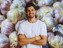 La alicina, un compuesto presente en el ajo, estimula el flujo de sangre hacia los órganos reproductivos, potenciando el rendimiento y el deseo. ESPECIAL / CANVA