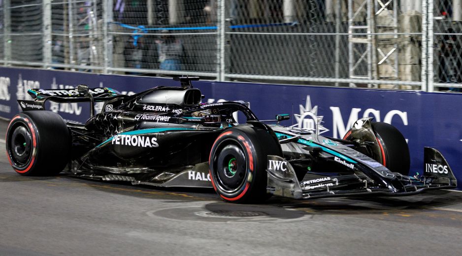 El británico de Mercedes aprovechó los primeros compases de la sesión, cuando aún era posible rodar con relativa estabilidad, para colocar una vuelta sólida que lo colocó en la cima. EFE / C. Herrera