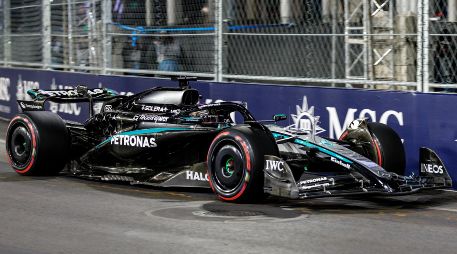 El británico de Mercedes aprovechó los primeros compases de la sesión, cuando aún era posible rodar con relativa estabilidad, para colocar una vuelta sólida que lo colocó en la cima. EFE / C. Herrera