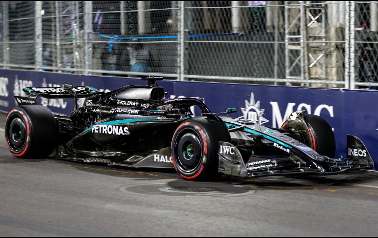 El británico de Mercedes aprovechó los primeros compases de la sesión, cuando aún era posible rodar con relativa estabilidad, para colocar una vuelta sólida que lo colocó en la cima. EFE / C. Herrera