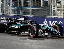 El británico de Mercedes aprovechó los primeros compases de la sesión, cuando aún era posible rodar con relativa estabilidad, para colocar una vuelta sólida que lo colocó en la cima. EFE / C. Herrera