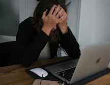 El INEGI señaló que el ciberacoso genera diversos efectos en la vida de quienes lo experimentan. Unsplash