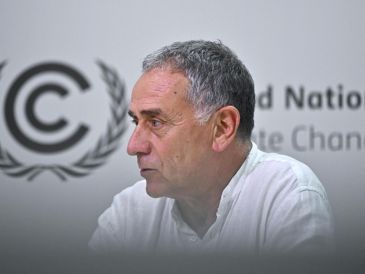 El presidente de Ecoembes, Josep Puxeu, habla durante una entrevista este viernes, en el Centro de Convenciones Hangar en Belém (Brasil). EFE/ A. Borges