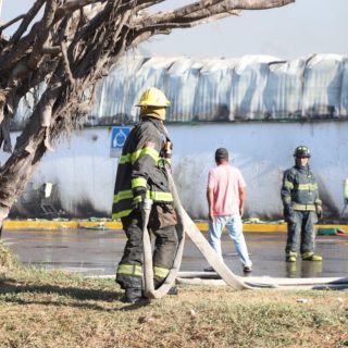 Incendio consume supermercado en Puerto Vallarta