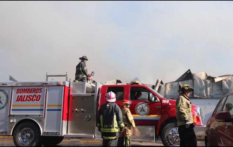 Este viernes, un fuerte incendio consumió por completo una tienda de autoservicio en Puerto Vallarta. ESPECIAL / FACEBOOK Protección Civil y Bomberos Puerto Vallarta