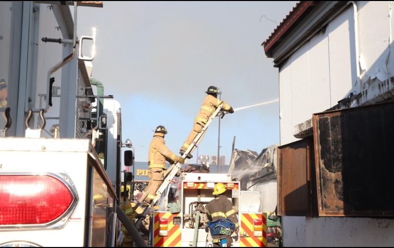 Este viernes, un fuerte incendio consumió por completo una tienda de autoservicio en Puerto Vallarta. ESPECIAL / FACEBOOK Protección Civil y Bomberos Puerto Vallarta