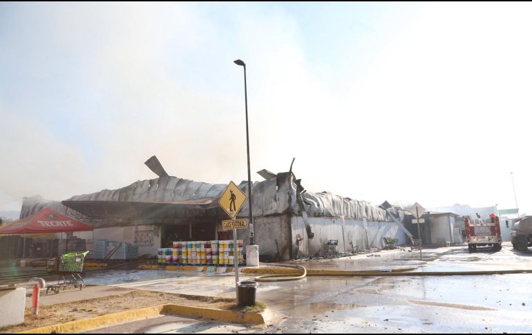 Este viernes, un fuerte incendio consumió por completo una tienda de autoservicio en Puerto Vallarta. ESPECIAL / FACEBOOK Protección Civil y Bomberos Puerto Vallarta