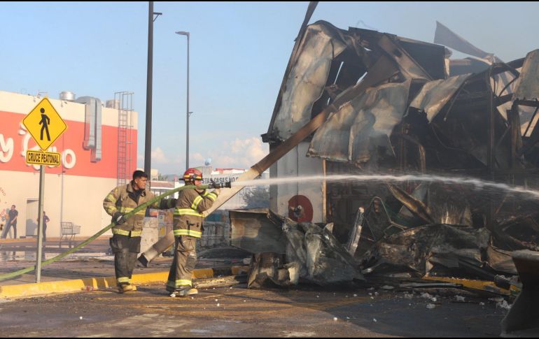 Este viernes, un fuerte incendio consumió por completo una tienda de autoservicio en Puerto Vallarta. ESPECIAL / FACEBOOK Protección Civil y Bomberos Puerto Vallarta