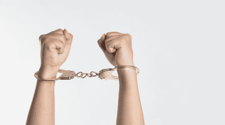 Personal de la Fiscalía del Estado desplegó un operativo para la entrega controlada del efectivo, culminando con la detención en flagrancia del responsable. Unsplash