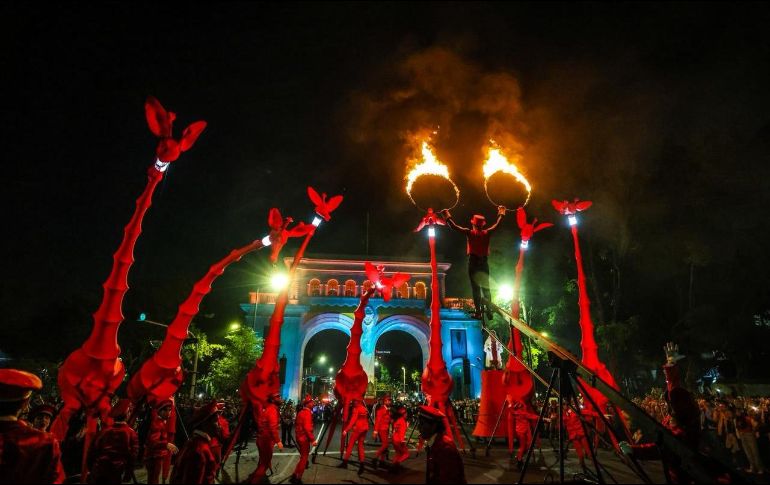El espectáculo, a cargo de la compañía Off Compagni de Francia, estuvo acompañado por actores, acróbatas, bailarines, músicos y una soberbia cantante de opereta. EL INFORMADOR/ A. NAVARRO.