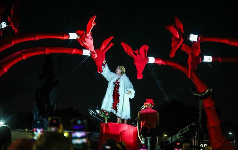 El espectáculo, a cargo de la compañía Off Compagni de Francia, estuvo acompañado por actores, acróbatas, bailarines, músicos y una soberbia cantante de opereta. EL INFORMADOR/ A. NAVARRO.