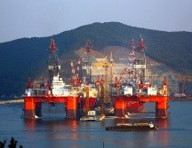 Una plataforma de Pemex en operación en el sureste del país, parte del contrato adjudicado a la empresa de Raúl Rocha Cantú, que incluye construcción, instrumentación y mantenimiento de infraestructura energética crítica. EFE/PEMEX/Archivo