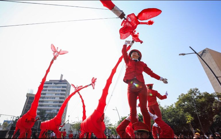 “Les Girafes” llenaron de emoción, risas y compañía familiar la avenida Vallarta. EL INFORMADOR/ J. ACOSTA.