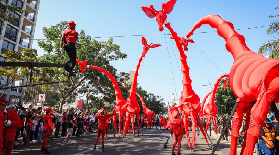 “Les Girafes” llenaron de emoción, risas y compañía familiar la avenida Vallarta. EL INFORMADOR/ J. ACOSTA.