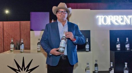 Botellas de Tequila Torrente alineadas durante su presentación, destacando su certificación y proceso de agricultura regenerativa. ESPECIAL