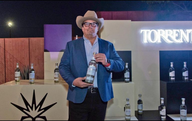 Botellas de Tequila Torrente alineadas durante su presentación, destacando su certificación y proceso de agricultura regenerativa. ESPECIAL
