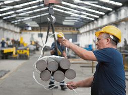 Mientras avanzan las reformas laborales, miles de empresas luchan por sobrevivir en silencio, asfixiadas por costos que crecen más rápido que sus ventas. Ahora viene la discusión del aumento al salario mínimo. AFP