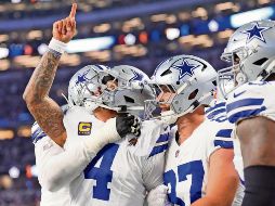 Dak Prescott (#4) fue el responsable de tres anotaciones para lograr la remontada en casa. AP