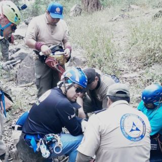 Rescatan a excursionistas atrapados en El Salto del Nogal, en Tapalpa