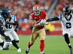 Christian McCaffrey (centro) enfrentó por primera vez en su carrera a su ex equipo. EFE/J. Mabanglo