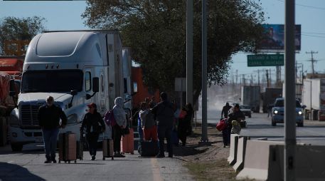 Agricultores cierran la carretera Panamericana en Ciudad Juárez, protestando contra la nueva Ley de Aguas Nacionales. EFE/L. Torres