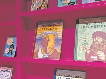 Piezas de “Los libros de Barcelona. Diseño y edición”, que evidencian la textura, tipografía y sobriedad del diseño editorial barcelonés. CORTESÍA