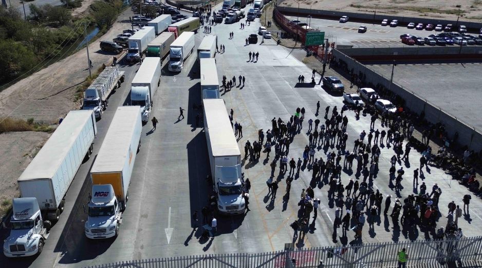 Cientos de tráileres y vehículos de campesinos se estacionaron en diversos puntos carreteros del país. Señalan que el Gobierno federal no atiende sus demandas. SUN/C. Torres