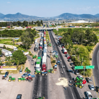 Continúan bloqueos en ESTAS carreteras de Jalisco