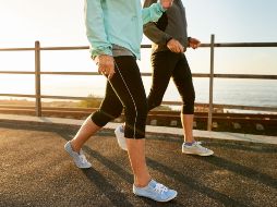 De acuerdo con el estudio inicial publicado en 2007, la caminata a intervalos puede contribuir a la regulación de la presión arterial y al aumento de la fuerza muscular sin generar un impacto excesivo en las articulaciones. CANVA