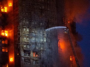 Se han desplegado más de 140 camiones de bomberos y más de 800 bomberos y paramédicos para extinguir el incendio. AP /C. LONG