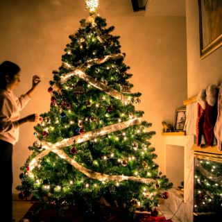 ¿Dónde se debe poner el árbol de Navidad en casa para atraer la buena suerte?