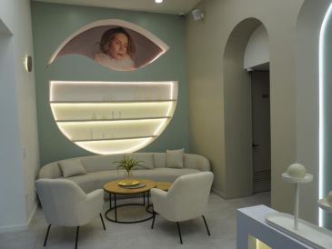 La doctora Cala afirma que la belleza no es solo física, sino emocional “Siempre combino la cirugía con calidez humana, antes de ser un buen cirujano es la calidad humana lo fundamental”. CORTESÍA