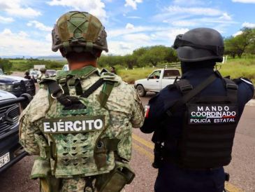 La Secretaría de Seguridad Pública aún no emite ninguna recomendación para las personas que transitan por esta zona, donde se mantiene un fuerte cordón de seguridad para capturar a los civiles armados. ESPECIAL