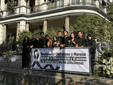La manifestación tuvo lugar frente a las oficinas del ITEI. CORTESÍA