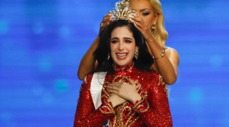 Fatima Bosch (al frente) reacciona al ser coronada Miss Universo 2025 por la danesa Victoria Kjaer Theilvig (detrás), Miss Universo 2024, durante la 74.ª edición de Miss Universo 2025 en el Impact Challenger Hall de la provincia de Nonthaburi, en las afueras de Bangkok. EFE/ R. YONGRIT
