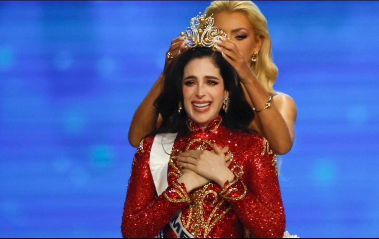 Fatima Bosch (al frente) reacciona al ser coronada Miss Universo 2025 por la danesa Victoria Kjaer Theilvig (detrás), Miss Universo 2024, durante la 74.ª edición de Miss Universo 2025 en el Impact Challenger Hall de la provincia de Nonthaburi, en las afueras de Bangkok. EFE/ R. YONGRIT
