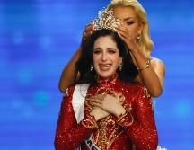 Fatima Bosch (al frente) reacciona al ser coronada Miss Universo 2025 por la danesa Victoria Kjaer Theilvig (detrás), Miss Universo 2024, durante la 74.ª edición de Miss Universo 2025 en el Impact Challenger Hall de la provincia de Nonthaburi, en las afueras de Bangkok. EFE/ R. YONGRIT
