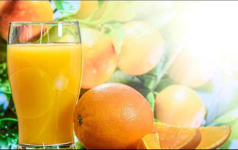 No solo la vitamina C hace del jugo de naranja un aliado para el invierno: también aporta flavonoides y antioxidantes naturales, como los carotenoides, que ayudan a neutralizar los radicales libres y reducir el estrés oxidativo. Pixabay