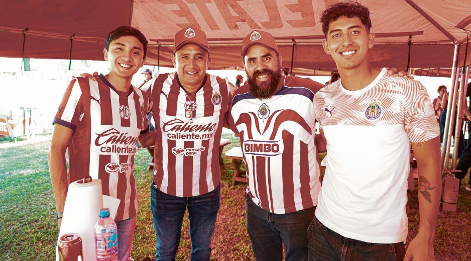 Rojiblancos de corazón. La lealtad de 60 seguidores del Rebaño fue premiada en este memorable evento en el estadio AKRON. EL INFORMADOR/J. Acosta