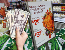 Algunos negocios ofrecen pavos con descuentos para mitigar el posible impacto que tiene el aumento del restos de ingredientes. EFE / O. Guzmán