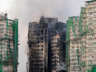 La última información disponible sobre los residentes atrapados dentro de los inmuebles, indicaban que había 62 personas en esta situación. EFE/L. MAN HEI