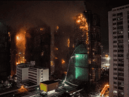 Mientras las investigaciones continúan, el profesor Huang subrayó que más allá de la causa inicial, lo verdaderamente relevante son los factores que permitieron que una pequeña chispa se propagara por siete edificios y causara decenas de muertes. EFE/L. MAN HEI 